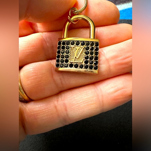 Vintage LV locker Charm with black diamonds and Necklace! - Picture 5 of 11